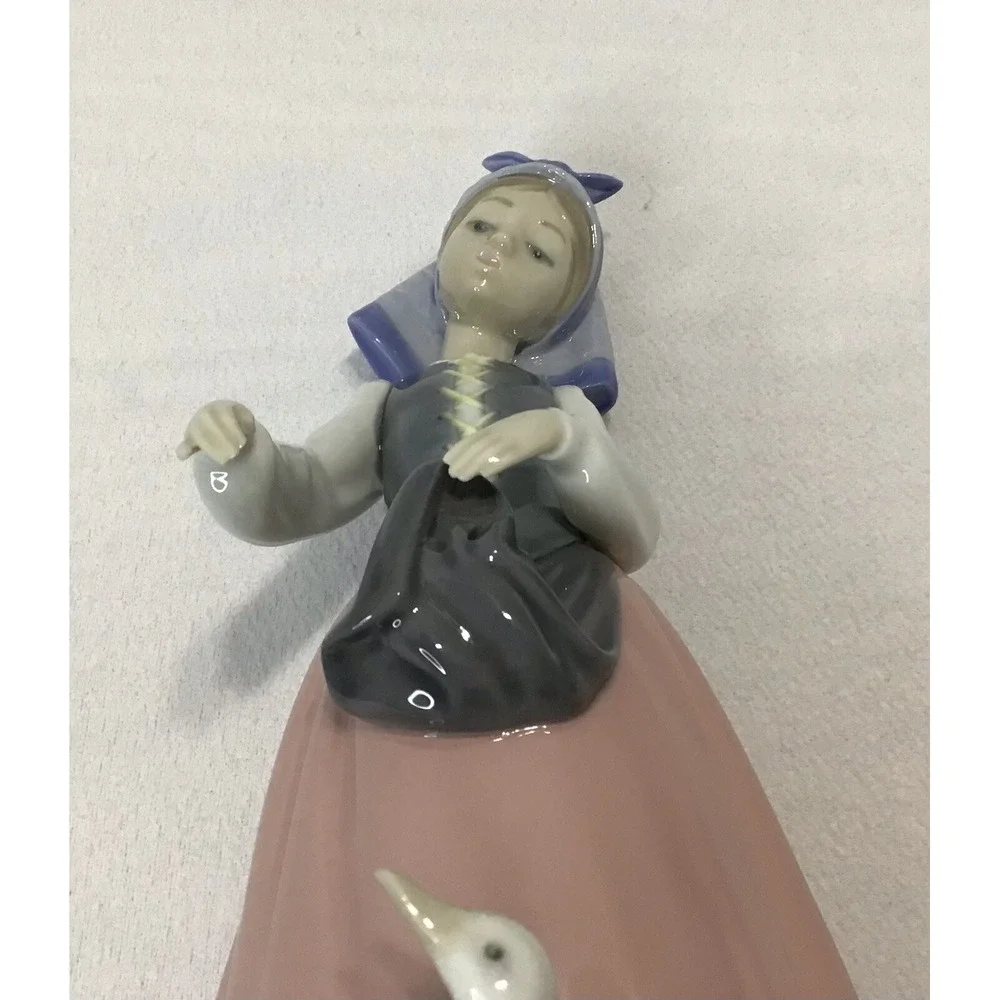 LLADRO Retired Porcelain Josefa‎ Feeding Duck Number 5201 Pink Gray Blue READ